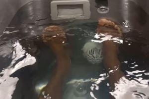 保养身体💪🏾詹姆斯健身房自拍 训练后泡冷水浴促进恢复🥶